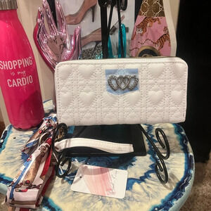 Blush Kiss NWT Women's White Soft Faux Leather Wallet with Gold Hardware Hearts